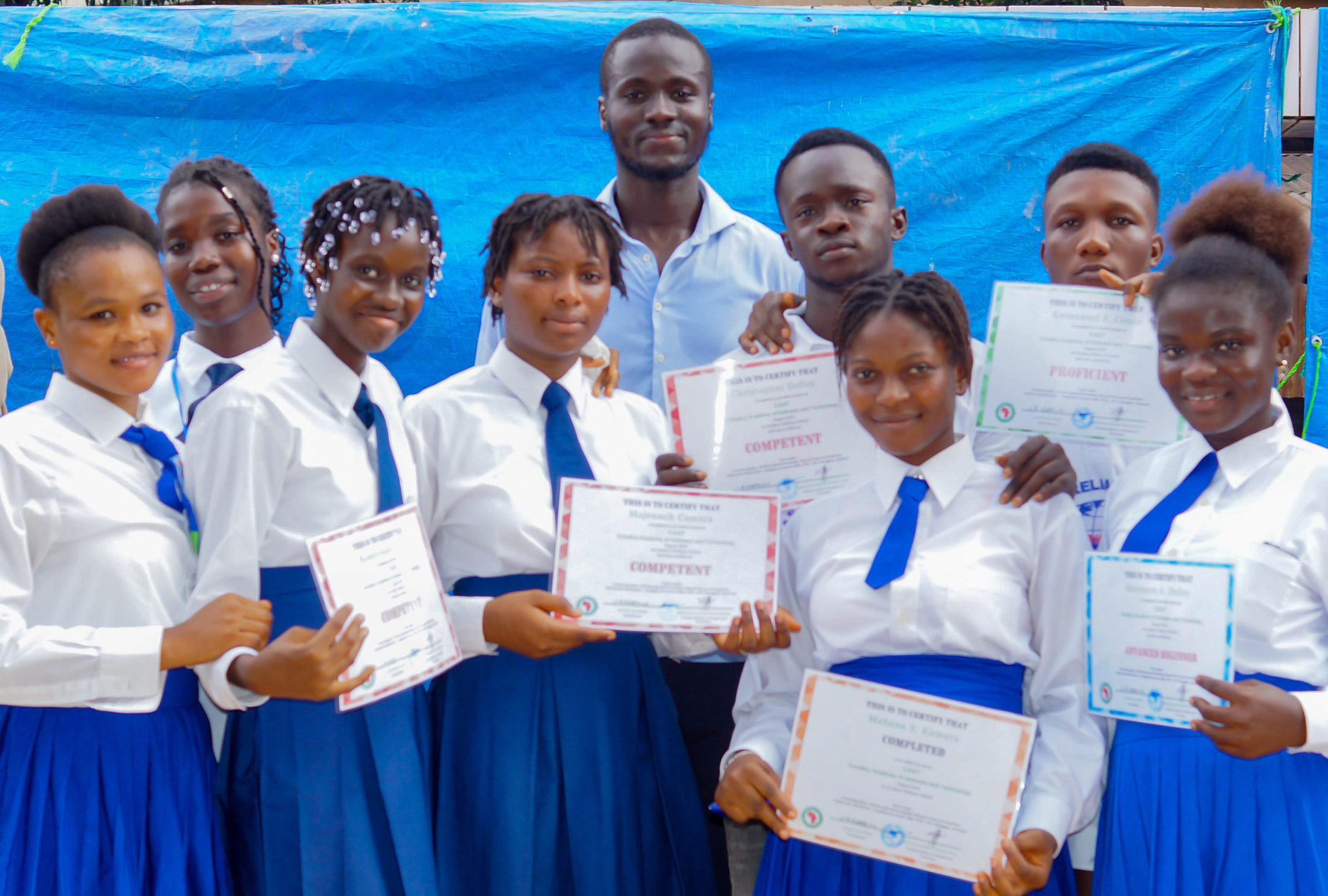 Students recieveing certificates for IT skills